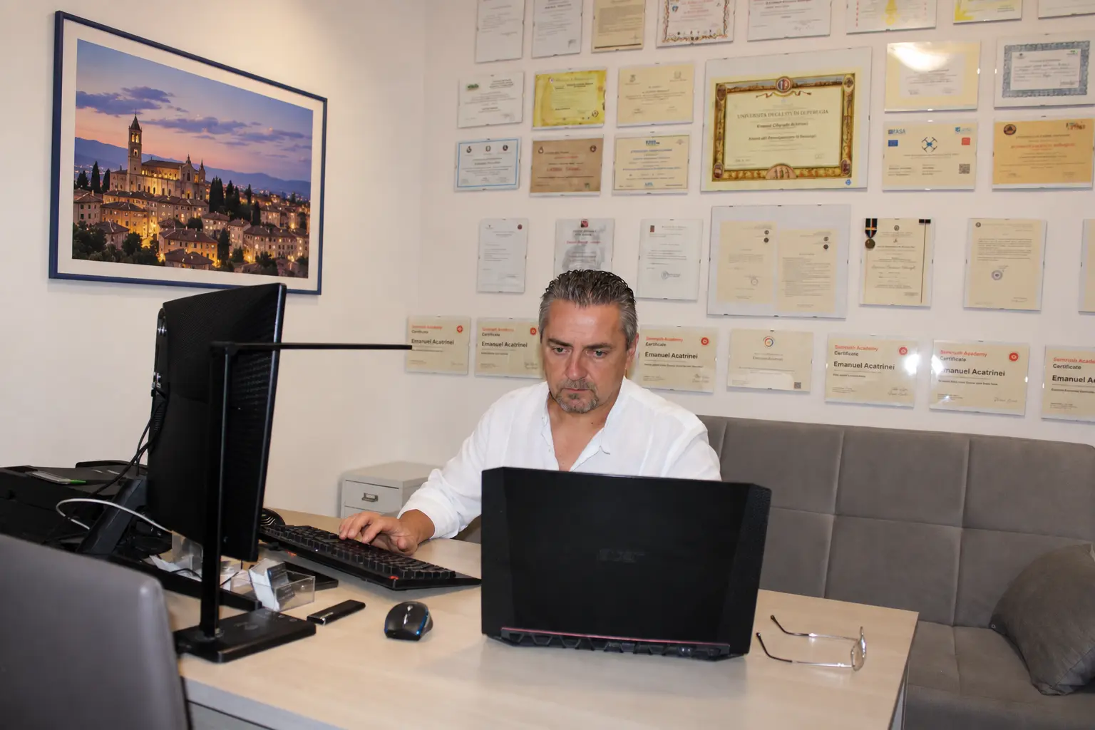 Emanuel Acatrinei al lavoro su analisi tecniche e sicurezza di un sito web